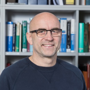 Portrait of Prof. Dr. Alf Mews