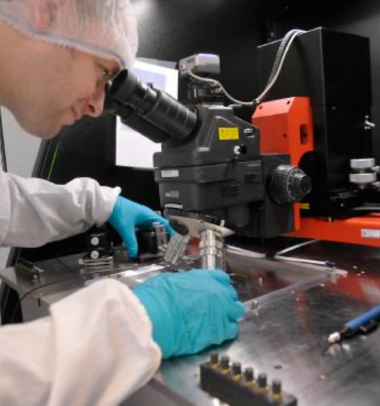 Image of a male researcher working with a microscope / © DESY/Marta Mayer