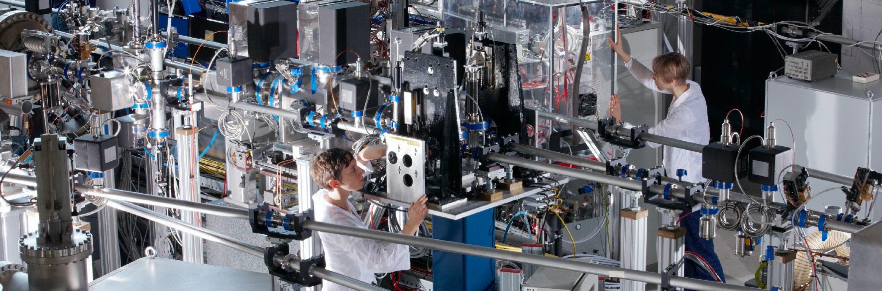 two female researchers working with a machine / © DESY/Marta Mayer