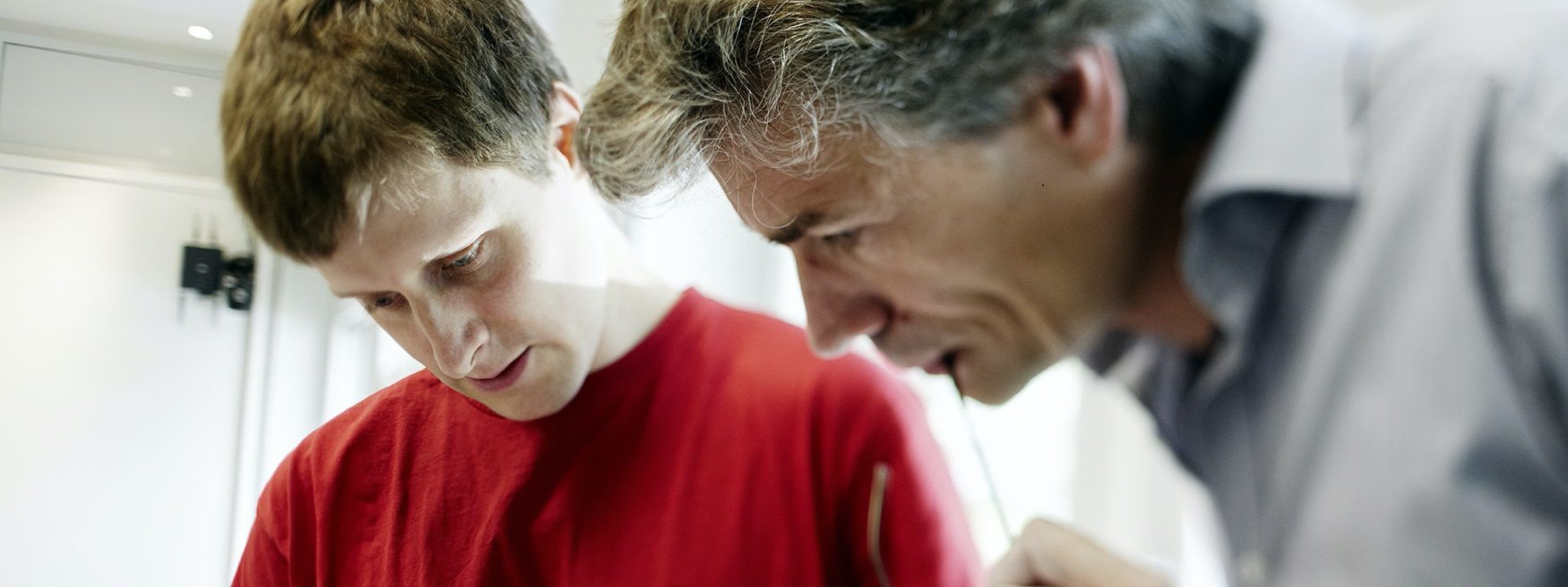 Image of two male researchers discussing their work © DESY/Marta Mayer