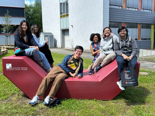 Group of MIT students interning in Hamburg research group this summer