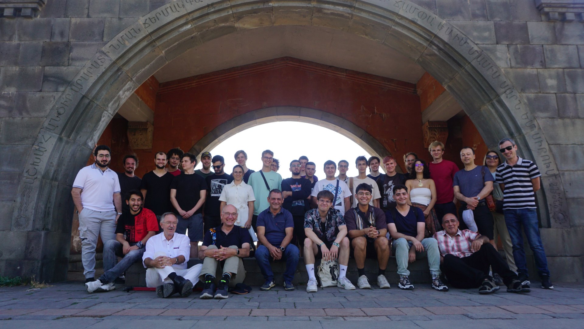 Group picture of students in front of a monument in Armenia / © CANDLE Group picture of students in front of a monument in Armenia / © CANDLE