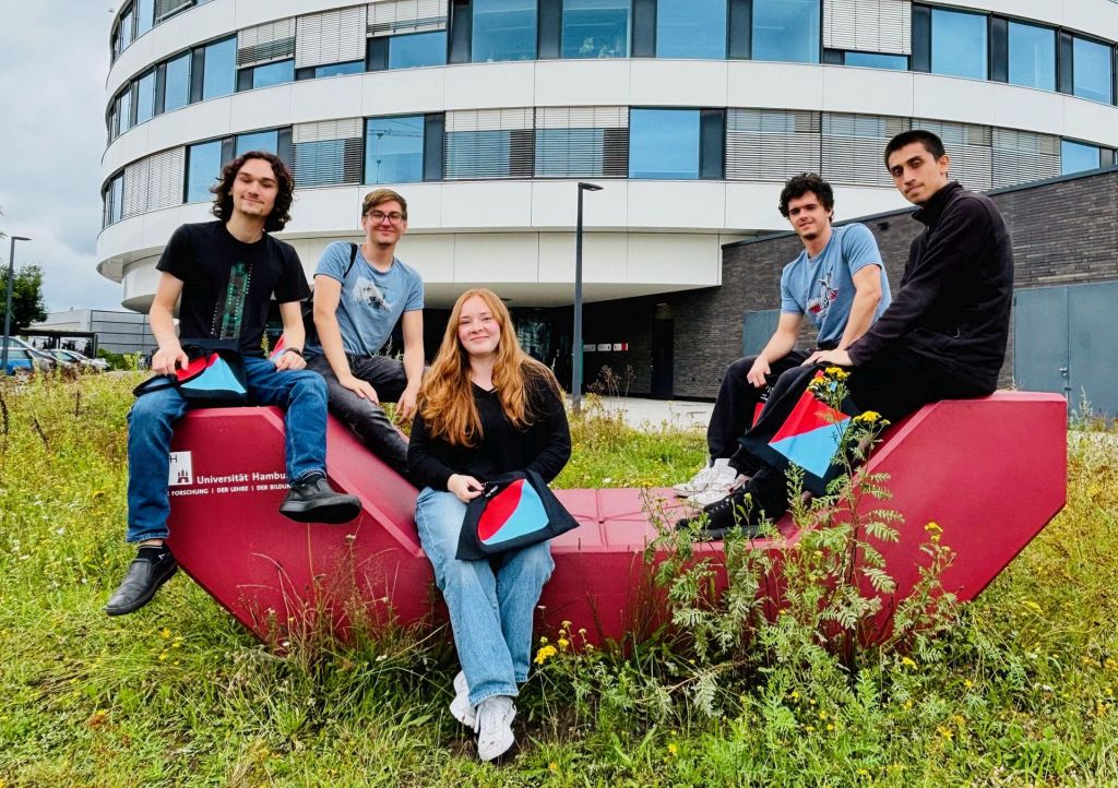 Group of MIT students interning in Hamburg research group this summer Group of MIT students interning in Hamburg research group this summer